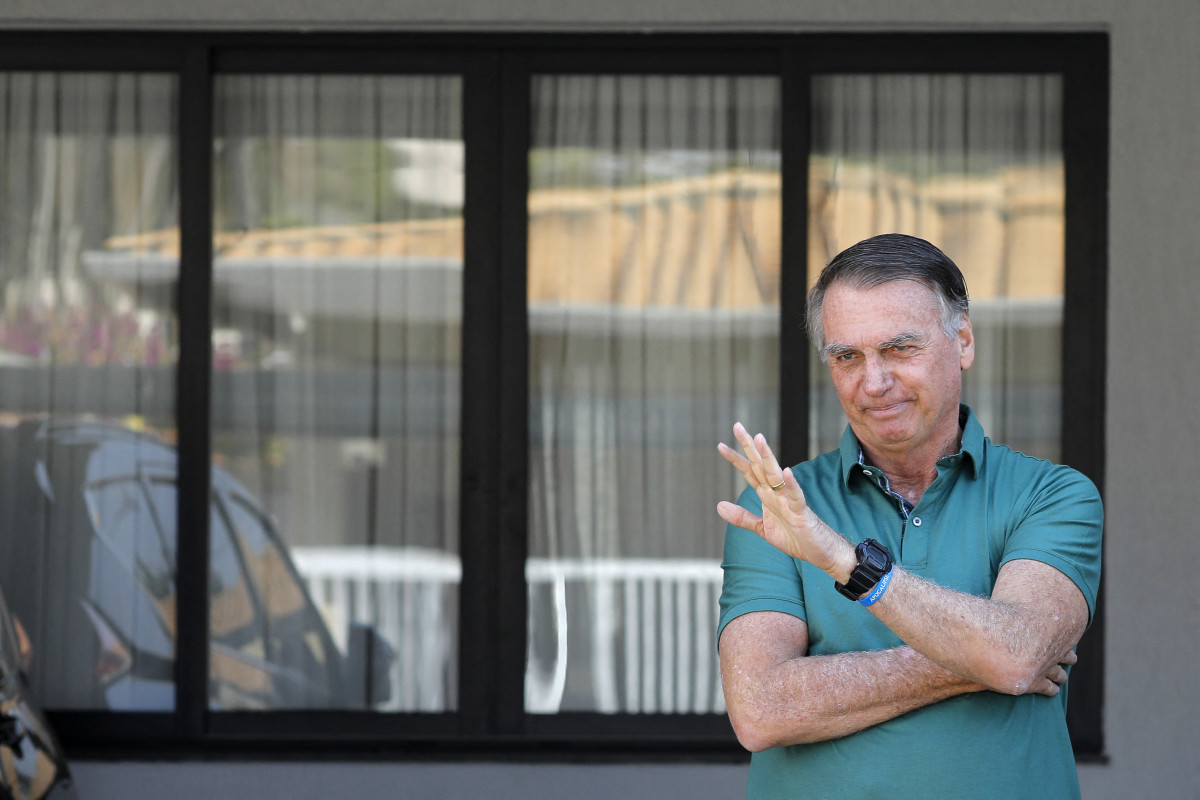 Ex-presidente Jair Bolsonaro acena na manhã seguinte ao voto de Fux que o absolve/ Sergio Lima / AFP