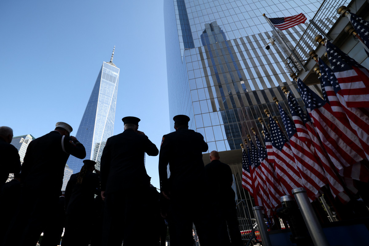 Bombeiros prestam homenagem em frente a um quartel de bombeiros perto do Memorial Nacional do 11 de Setembro no complexo do World Trade Center/CHARLY TRIBALLEAU/AFP