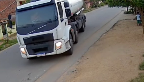 Caminhão com combustível perde freio e invade calçada/Reprodução/Redes Sociais