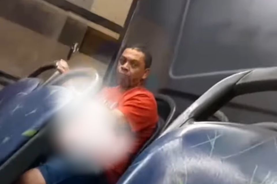 Vítima de importunação sexual grava homem se masturbando dentro de ônibus, no Grande Recife/Reprodução/redes sociais