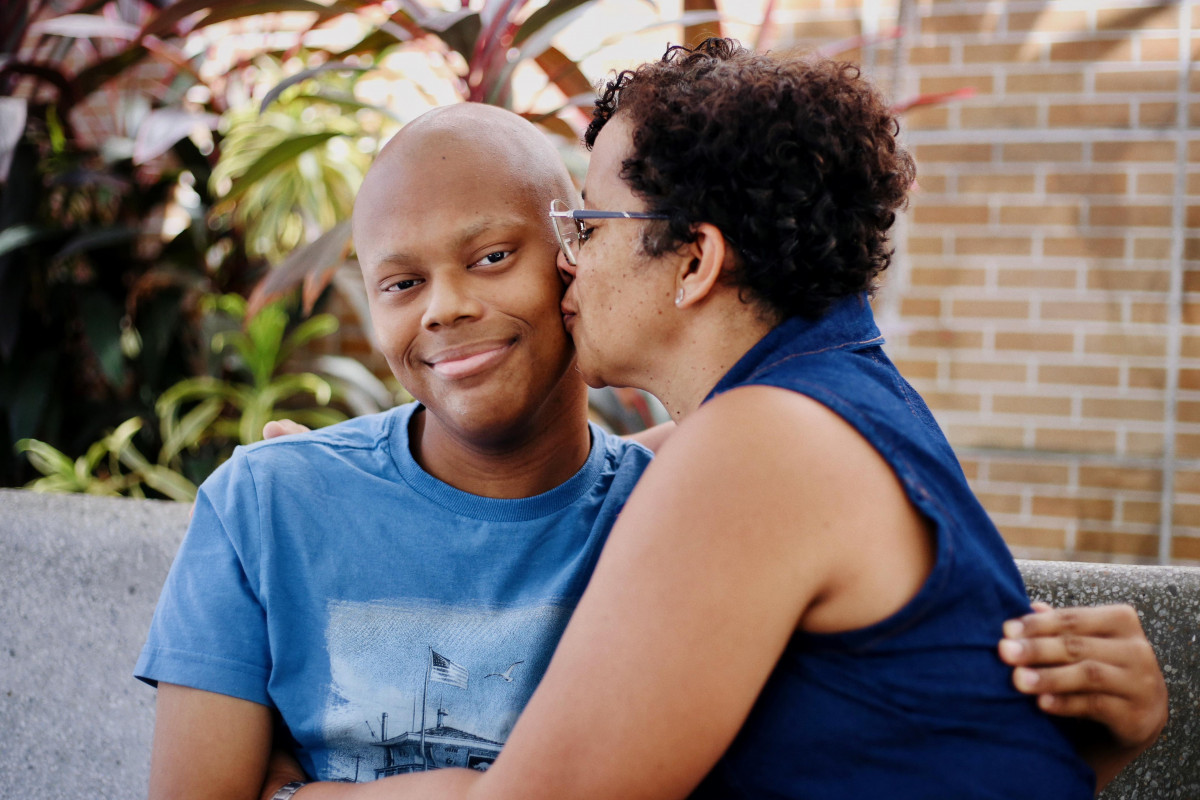 Victor, de 19 anos, com a mãe: tratamento de tumor na perna está sendo feito no Hospital de Câncer de Pernambuco/MELISSA FERNANDES/DP FOTO