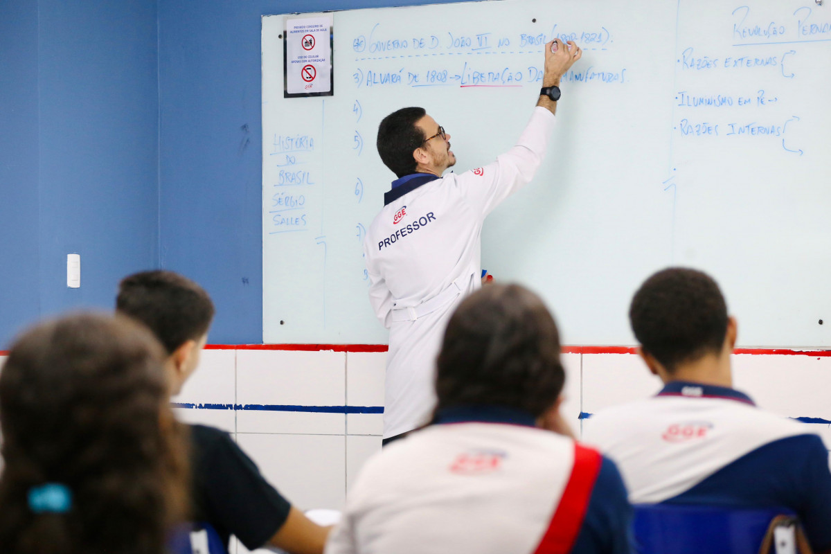 Professor prepara alunos na reta final para o Enem /Melissa Fernandes/DP