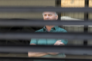 O ex-presidente brasileiro Jair Bolsonaro na garagem de sua resid&ecirc;ncia em Bras&iacute;lia, em 11 de setembro de 2025. Em 10 de setembro, um juiz brasileiro declarou absolvi&ccedil;&atilde;o o primeiro voto no julgamento do ex-presidente Jair Bolsonaro por conspira&ccedil;&atilde;o golpista, voltando todas as aten&ccedil;&otilde;es para os dois &uacute;ltimos de seus colegas que ainda podiam votar ap&oacute;s duas condena&ccedil;&otilde;es. O ex-l&iacute;der de extrema direita de 70 anos corre o risco de uma pena de mais de 40 anos de pris&atilde;o se for considerado culpado de tentar retomar o poder ap&oacute;s sua derrota nas elei&ccedil;&otilde;es de 2022 para o esquerdista Luiz In&aacute;cio Lula da Silva 