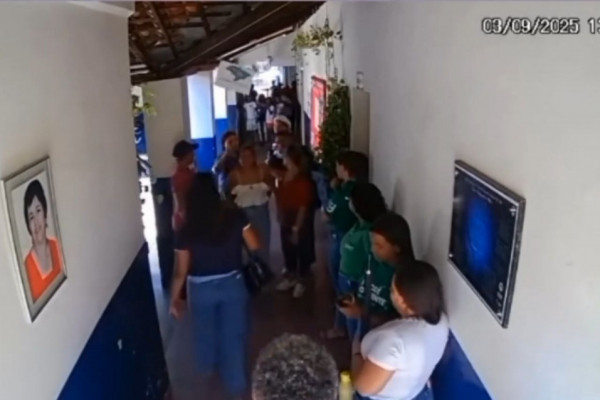 Alícia recorreua funcionárias da escola para pedir ajuda (Foto: Reprodução)