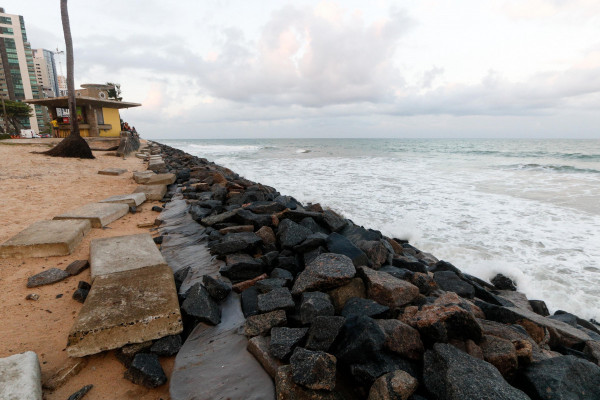 Avanço do mar em Boa Viagem fez com que bancos de areia sumissem (Foto: Marina Torres/DP Foto)