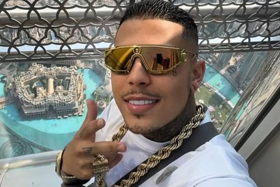 Douglas Ozzy em uma das várias imagens de ostentação publicadas no seu perfil do Instagram /REPRODUÇÃO/REDES SOCIAIS
