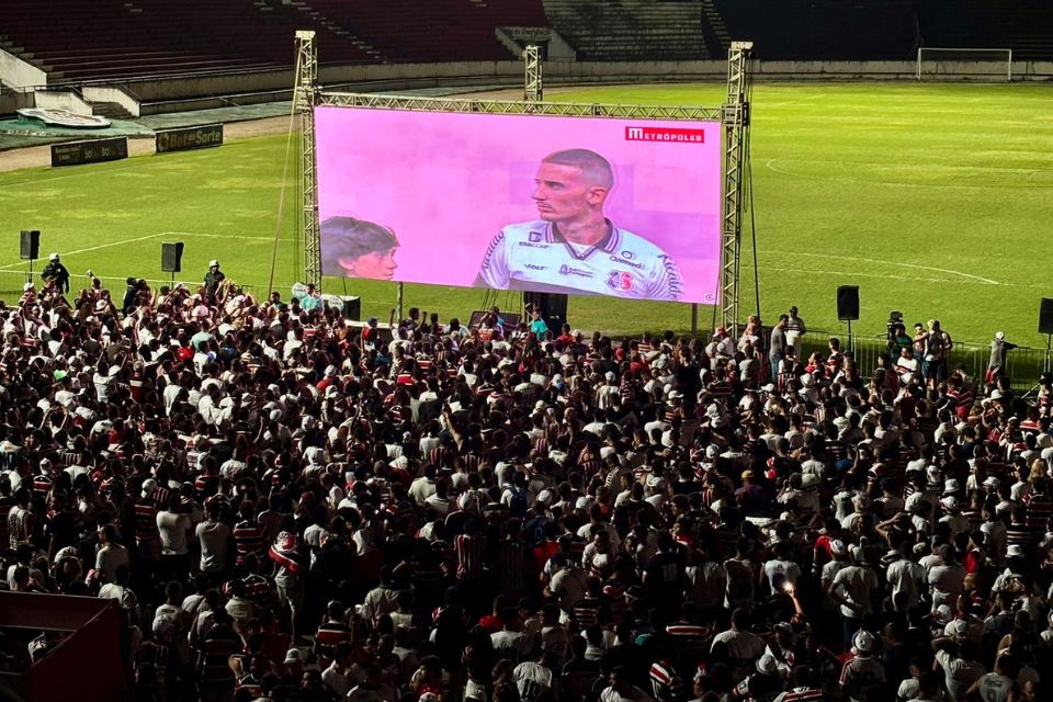 Torcida do Santa Cruz acompanha partida em FanFest no Arruda/Reprodução