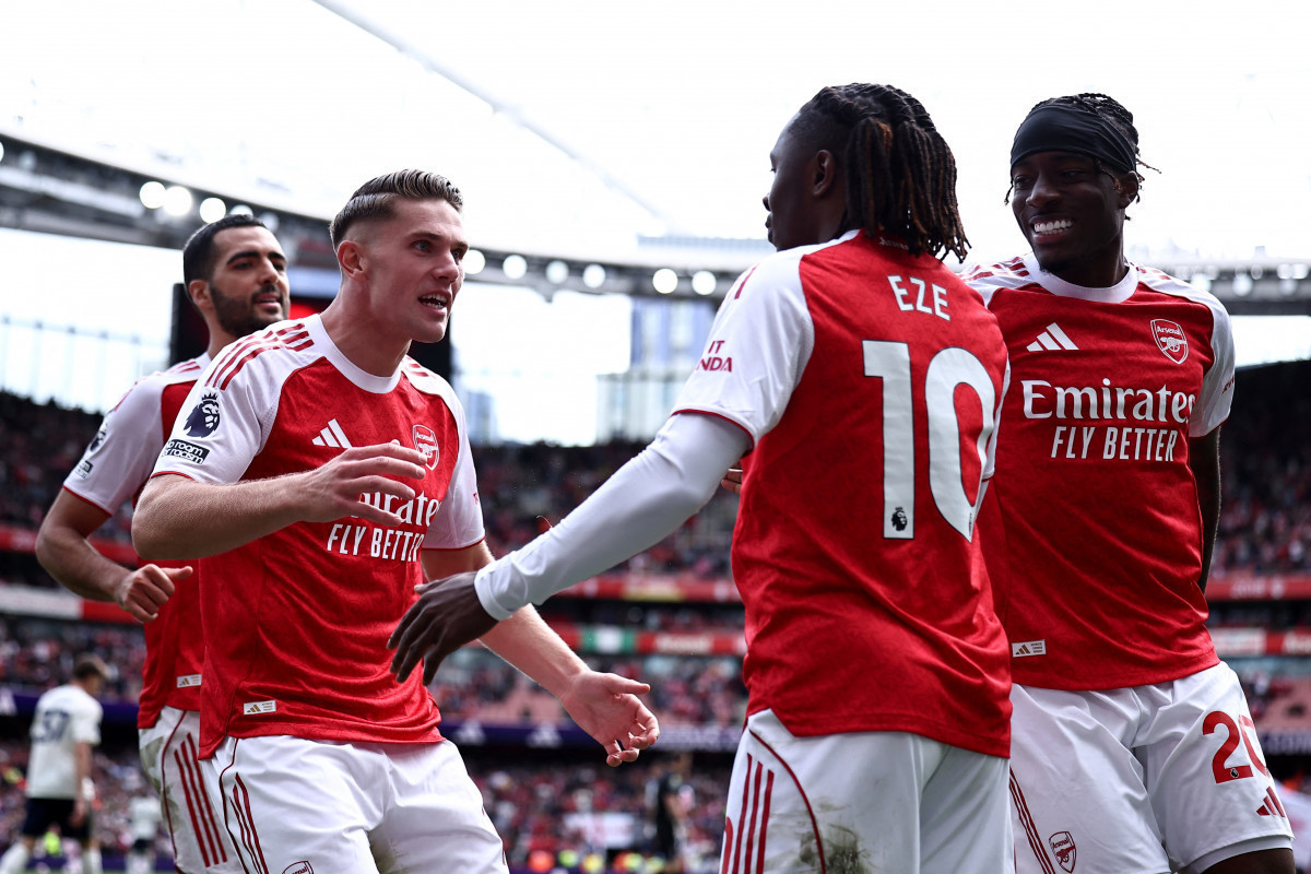 Equipe do Arsenal durante comemoração de gol em jogo válido pela Premier League/HENRY NICHOLLS / AFP