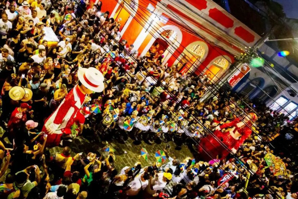 Cortejo em que o Menino da Tarde pediu A Vaidosa em namoro mobilizou foliões nas ladeiras de Olinda. (Crysli Viana/Divulgação)