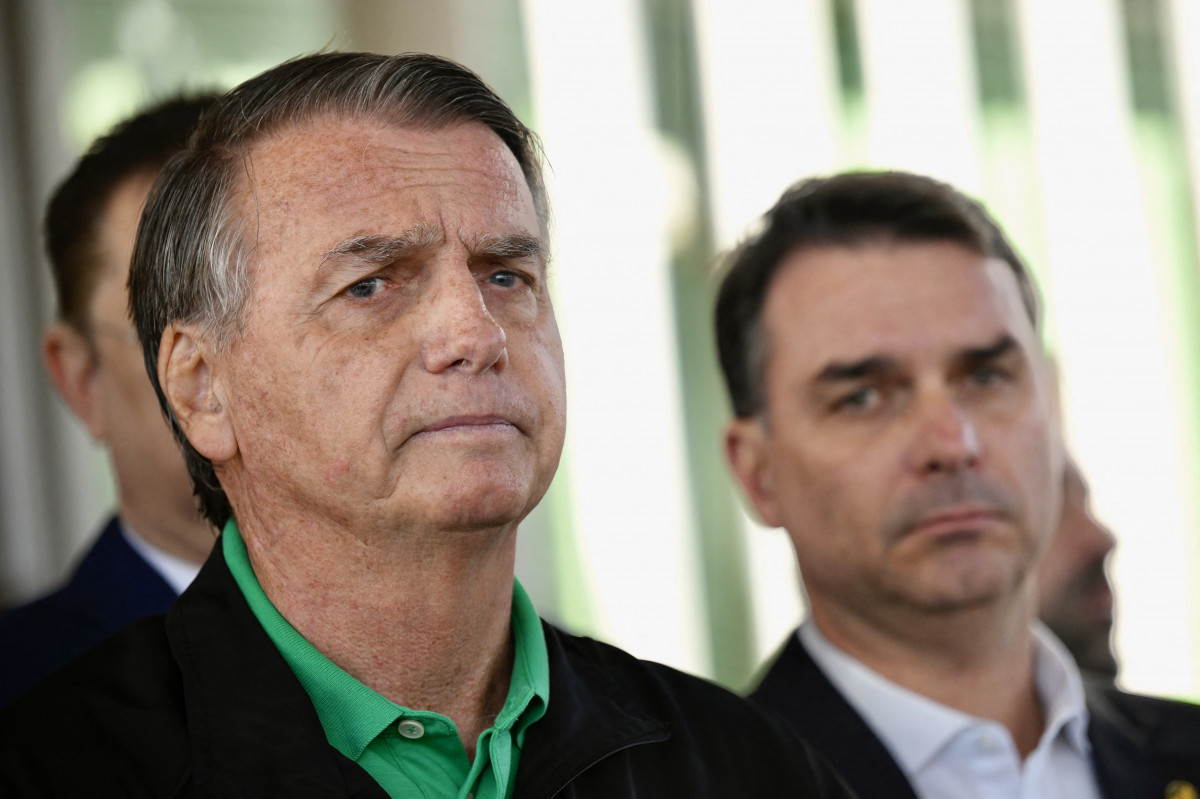 Além de Bolsonaro, essa medida atinge Augusto Heleno, Paulo Sérgio e Almir Garnier e Braga Netto (Foto: MATEUS BONOMI / AFP) Além de Bolsonaro, essa medida atinge Augusto Heleno, Paulo Sérgio e Almir Garnier e Braga Netto/Foto: MATEUS BONOMI / AFP