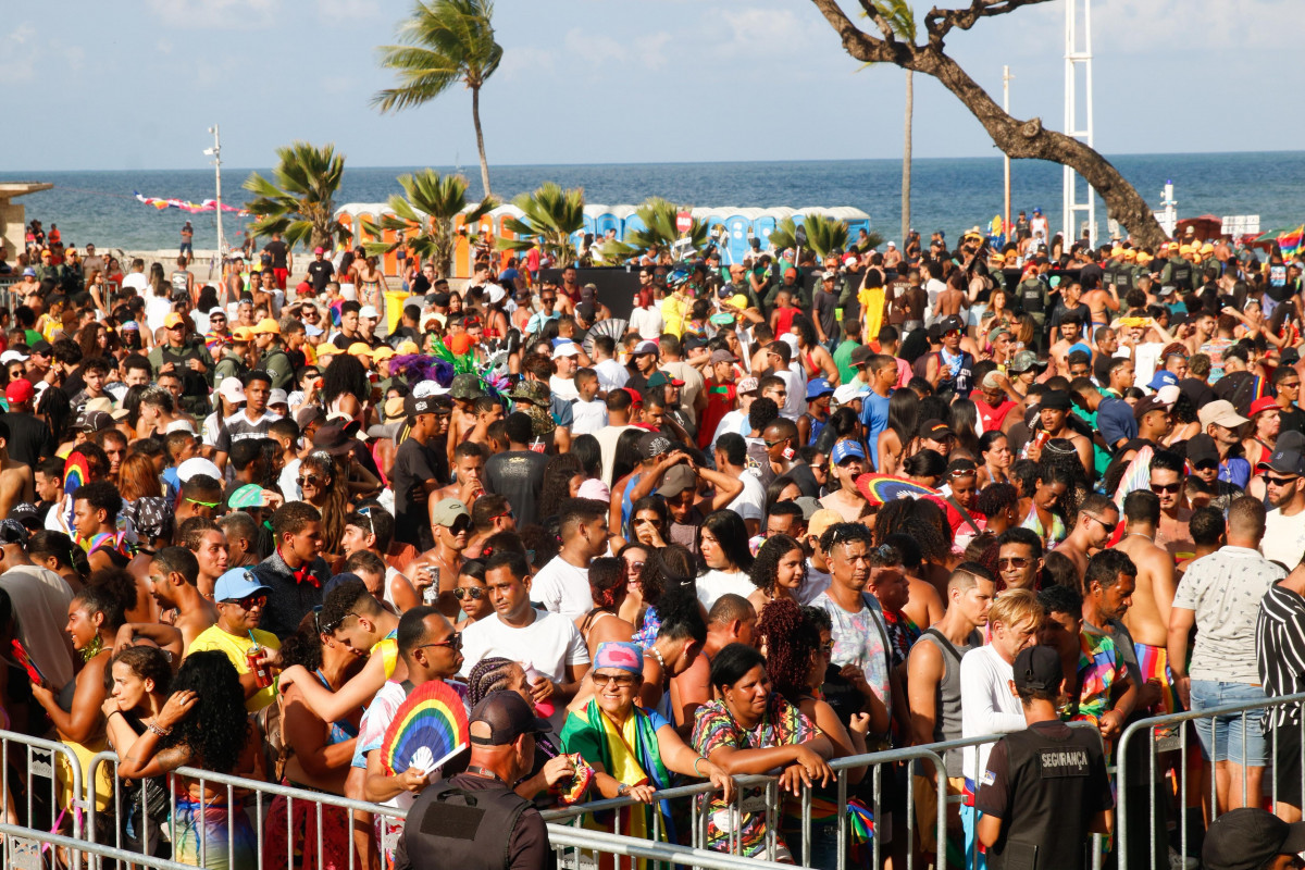 Shows, performances drag e manifestações políticas reuniram milhares de pessoas na 24ª Parada da Diversidade de Pernambuco/Foto: Marina Torres/DP Foto