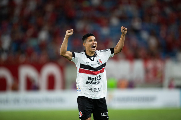 Thiaguinho comemora acesso do Santa Cruz (Caio Falcão/DP)