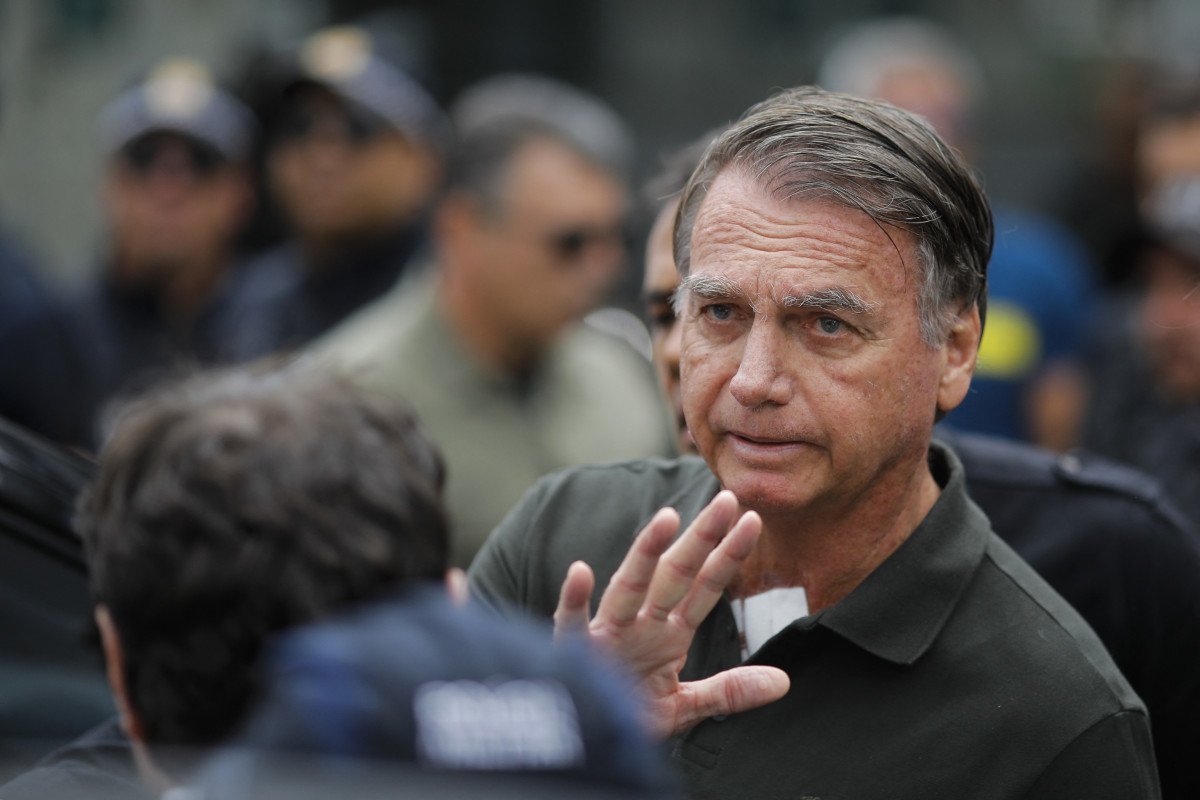 Bolsonaro chegou ao hospital às 8 horas para realizar a cirurgia, marcada para às 10 horas ( Foto: Sergio Lima/AFP) Bolsonaro chegou ao hospital às 8 horas para realizar a cirurgia, marcada para às 10 horas/ Foto: Sergio Lima/AFP