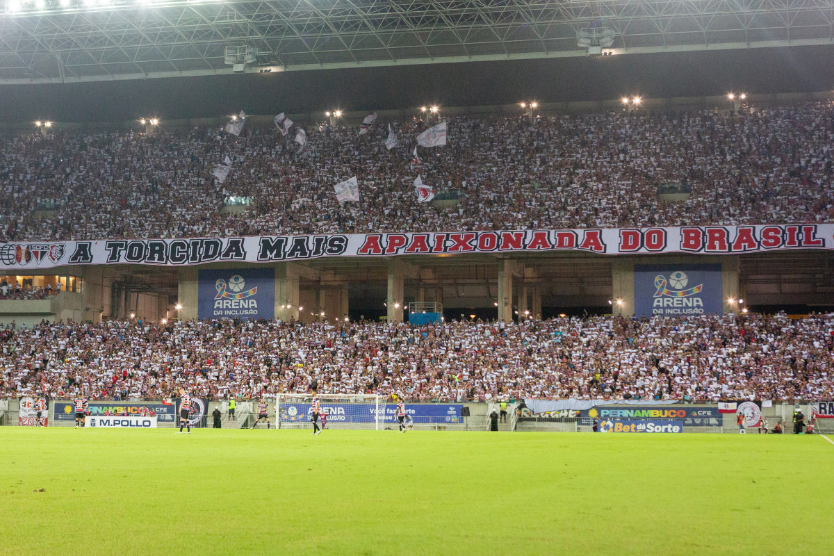 Torcida do Santa Cruz na Arena Pernambuco/Rafael Vieira