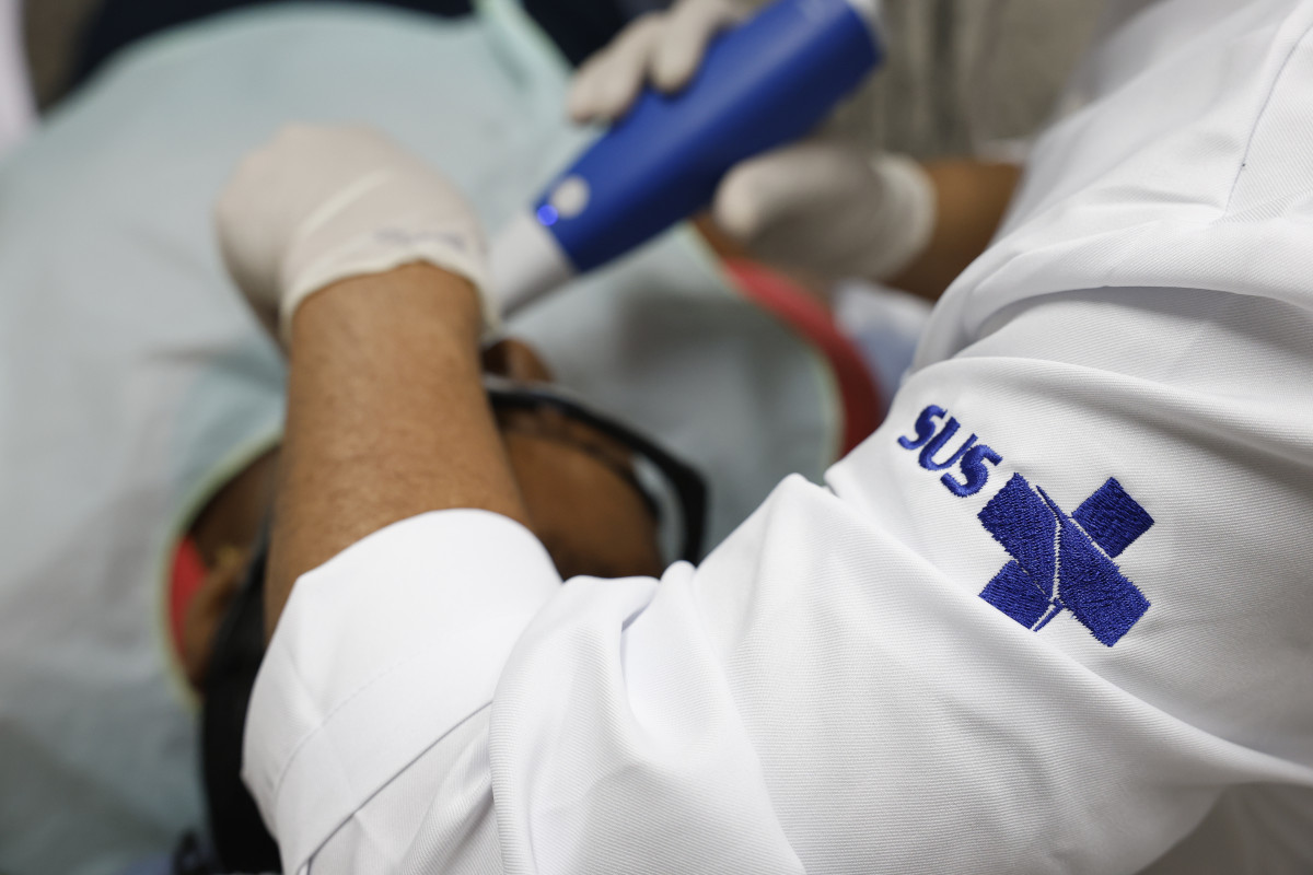 Rio de Janeiro (RJ), 24/04/2025 – Paciente é atendida por dentistas nos serviços de odontologia do Super Centro Carioca de Saúde, em Benfica. Foto: Fernando Frazão/Agência Brasil (Fernando Frazão/Agência Brasil) Rio de Janeiro (RJ), 24/04/2025 – Paciente é atendida por dentistas nos serviços de odontologia do Super Centro Carioca de Saúde, em Benfica. Foto: Fernando Frazão/Agência Brasil/Fernando Frazão/Agência Brasil