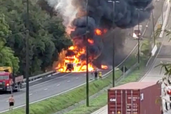 Caminhão pega fogo na BR-101, em Igarassu (Foto: Reprodução)