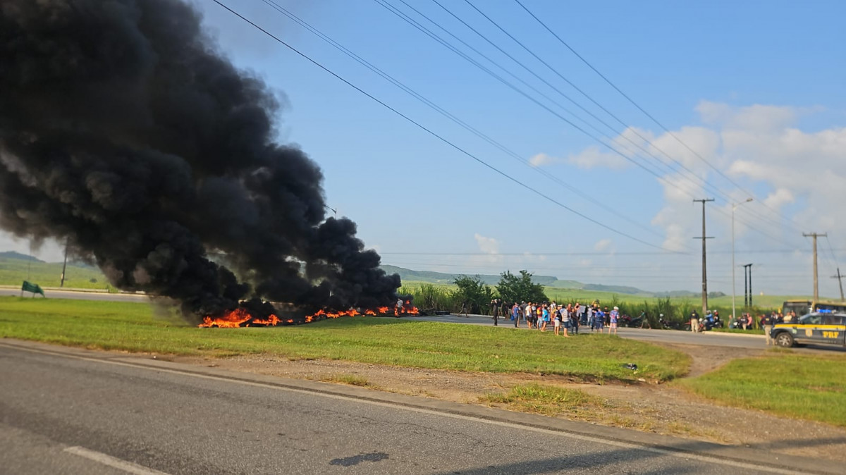 Protesto fecha BR408 em São Lourenço da Mata/Divulgação/PRF