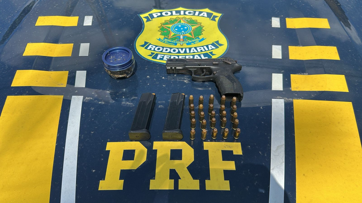 PRF prende foragido da Justiça com pistola e caminhonete roubada no Curado
(Divulgação/PRF) PRF prende foragido da Justiça com pistola e caminhonete roubada no Curado
/Divulgação/PRF
