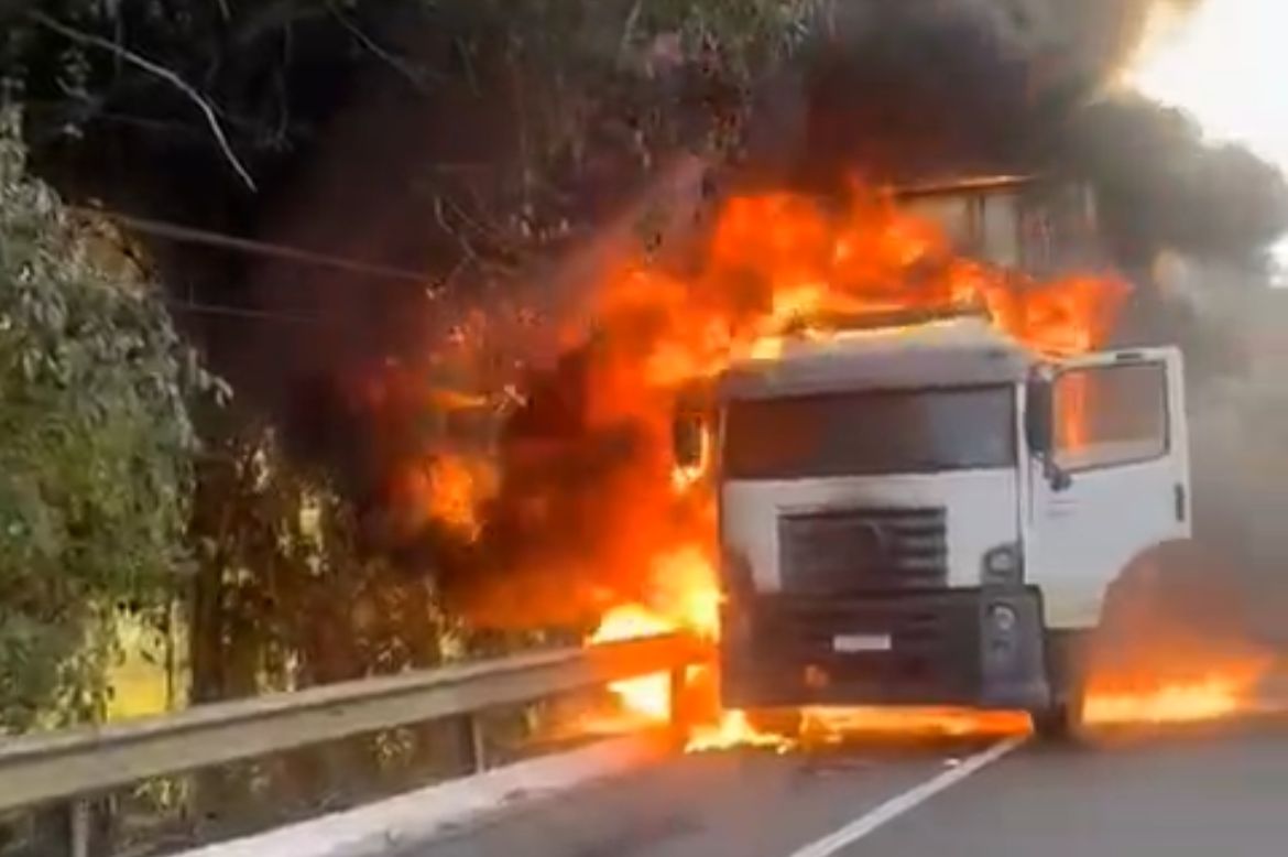 Caminhão pega fogo na BR-101, em Igarassu/Foto: Reprodução