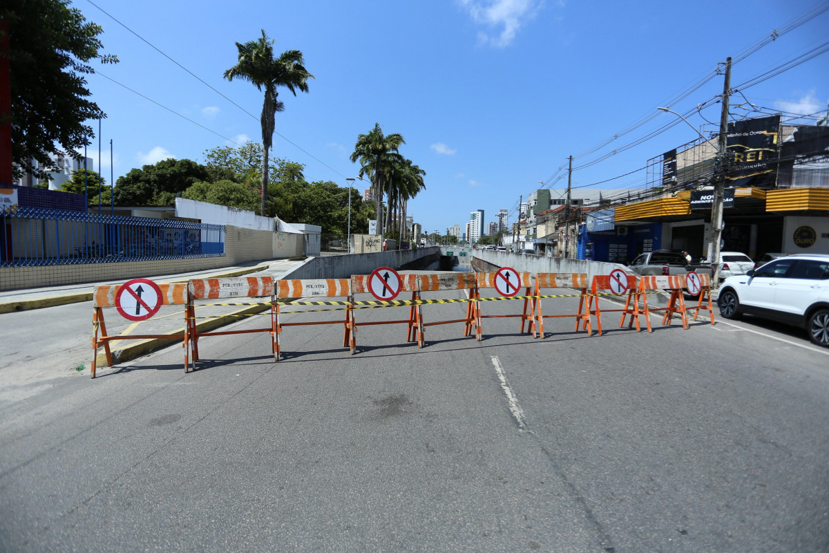 O Túnel da Abolição está alagado desde esta segunda-feira (15)  (Fotos: Melissa Fernandes / DP Fotos)