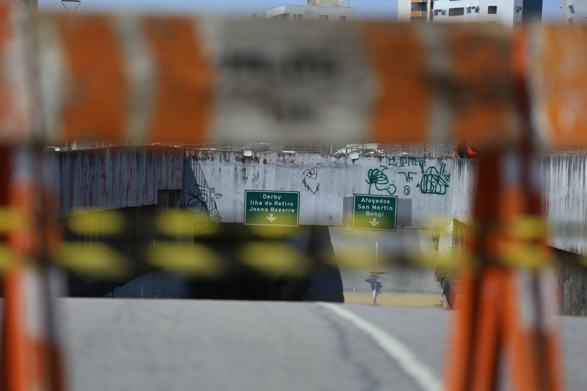 O Túnel da Abolição está alagado desde esta segunda-feira (15)  (Fotos: Melissa Fernandes / DP Fotos)