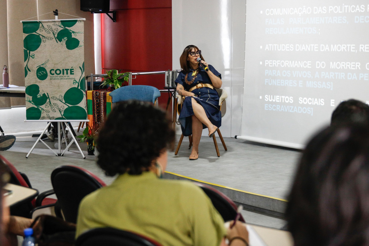 Evento sobre a pesquisa histórica e o bicentenário do Diario de Pernambuco, com a historiadora Vanessa Sial (Foto: Marina Torres/DP)