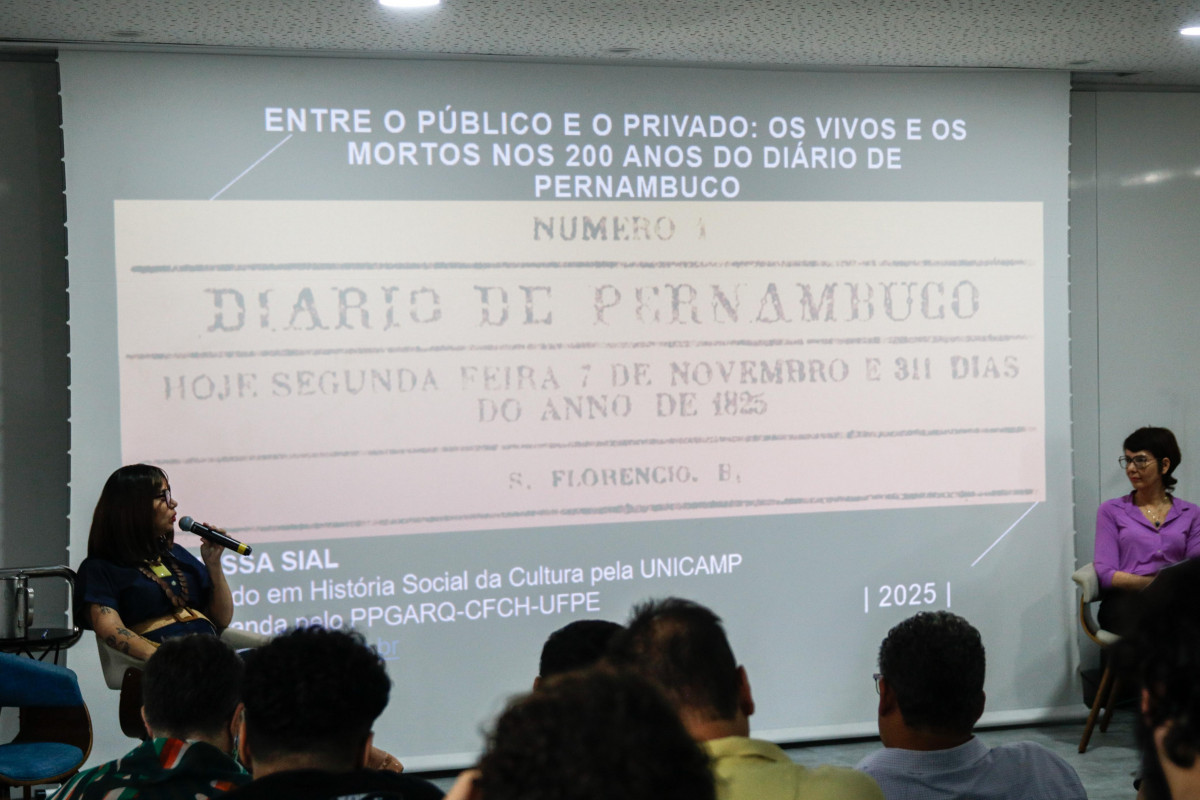 Evento sobre a pesquisa histórica e o bicentenário do Diario de Pernambuco, com a historiadora Vanessa Sial (Foto: Marina Torres/DP)