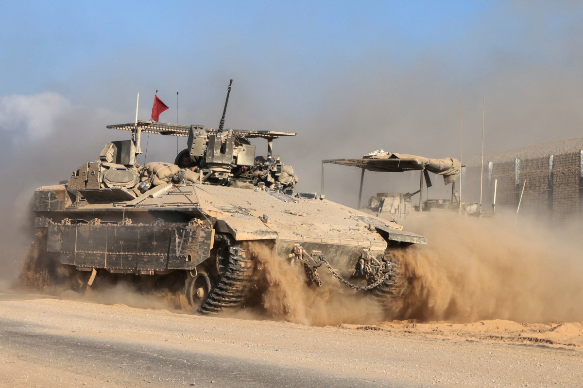 Fronteira de Israel com a Faixa de Gaza; veículos militares israelenses perto da cerca da fronteira no território palestino sitiado em 16 de setembro de 2025. (Foto de Menahem KAHANA / AFP)/ AFP