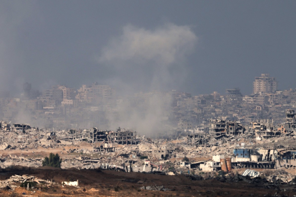 Fronteira de Israel com a Faixa de Gaza; fumaça subindo em meio ao bombardeio israelense do território palestino sitiado em 16 de setembro de 2025. Israel lançou uma nova e massiva campanha de bombardeios na Cidade de Gaza em 16 de setembro, após o Secretário de Estado dos EUA, Marco Rubio, ter apoiado o objetivo do aliado de erradicar o movimento palestino Hamas e alertado que pode haver apenas alguns dias para uma solução diplomática. (Foto de Menahem KAHANA / AFP) ( AFP) Fronteira de Israel com a Faixa de Gaza; fumaça subindo em meio ao bombardeio israelense do território palestino sitiado em 16 de setembro de 2025. Israel lançou uma nova e massiva campanha de bombardeios na Cidade de Gaza em 16 de setembro, após o Secretário de Estado dos EUA, Marco Rubio, ter apoiado o objetivo do aliado de erradicar o movimento palestino Hamas e alertado que pode haver apenas alguns dias para uma solução diplomática. (Foto de Menahem KAHANA / AFP)/ AFP