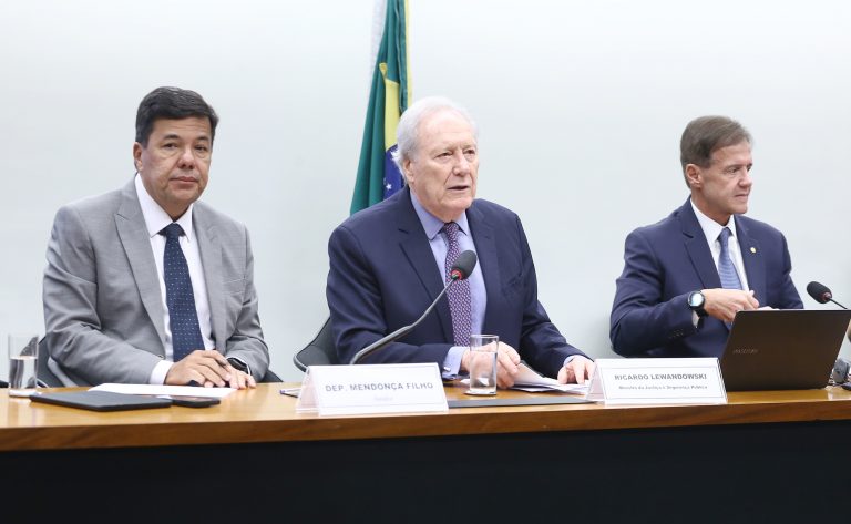 O deputado Mendonça Filho (União-PE) (à esq.) é o relator da comissão especial da PEC da Segurança Pública (PEC 18/25)/Vinicius Loures / Câmara dos Deputados