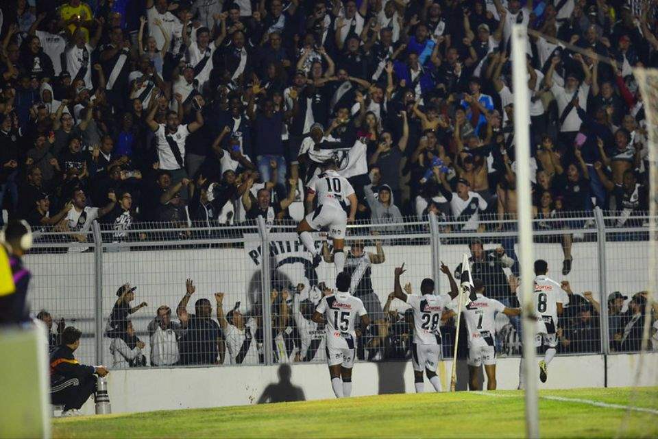 Jogadores da Ponte Preta em comemoração de gol/Júlio César Costa / Especial PontePress