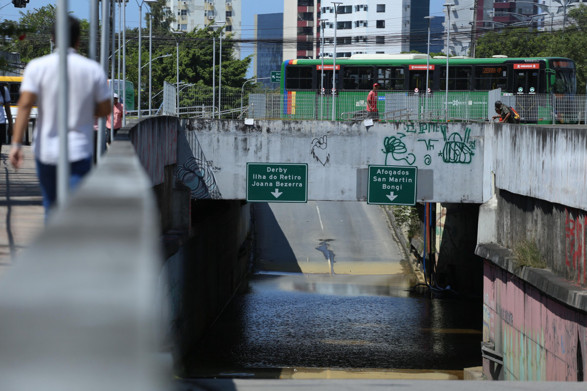 O Túnel da Abolição está alagado desde esta segunda-feira (15) /Foto: Melissa Fernandes / DP Fotos