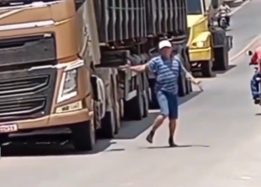 Motorista bêbado desce de caminhão em movimento e faz Motorista bêbado desce de caminhão em movimento e faz
