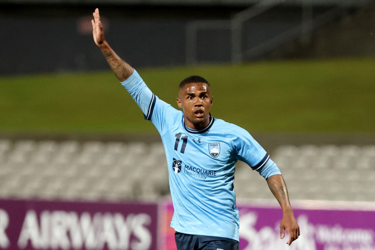 Atacante Douglas Costa em partida pelo Sydney FC, do futebol australiano/DAVID GRAY / AFP