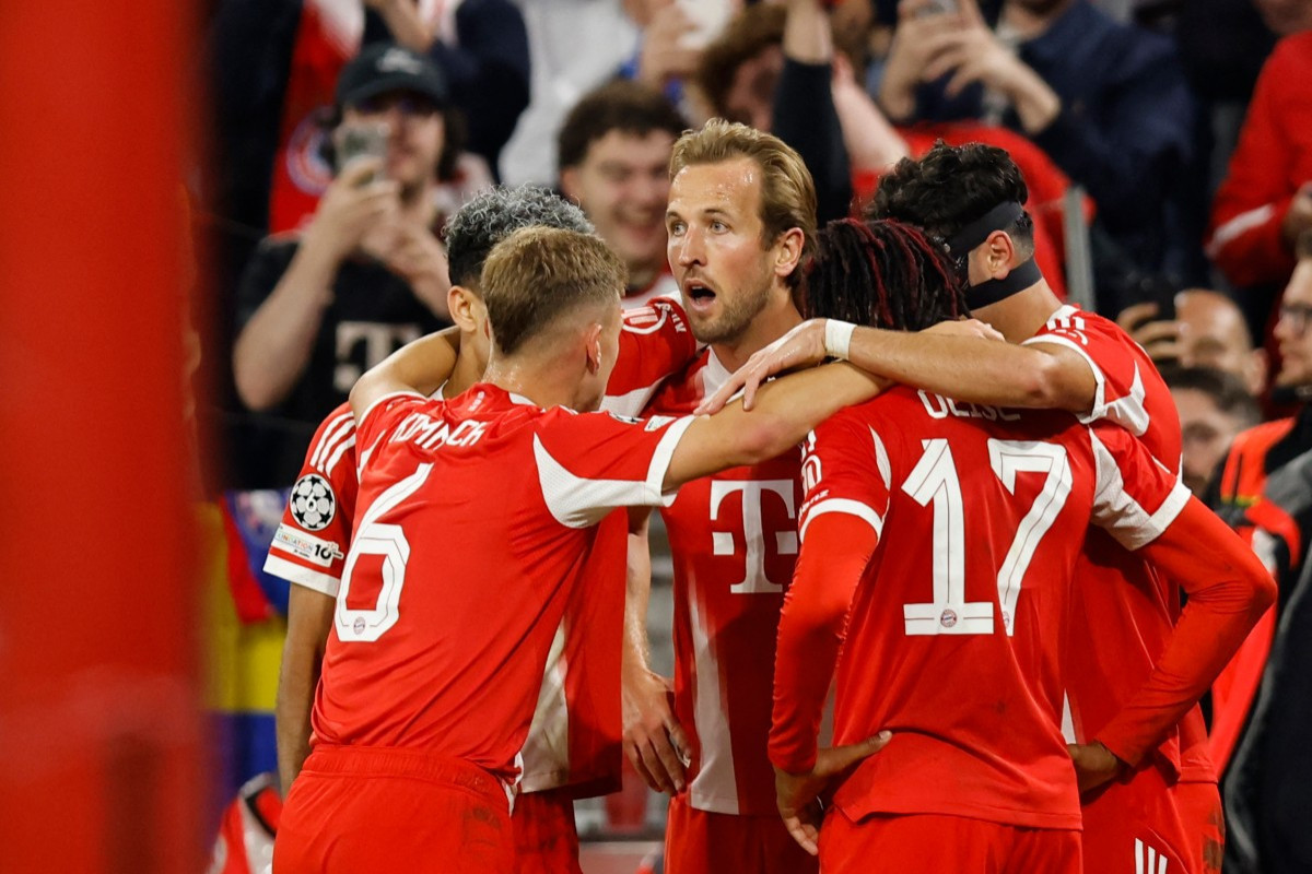 Equipe do Bayern durante comemoração de gol na Champions League/Alexandra BEIER / AFP