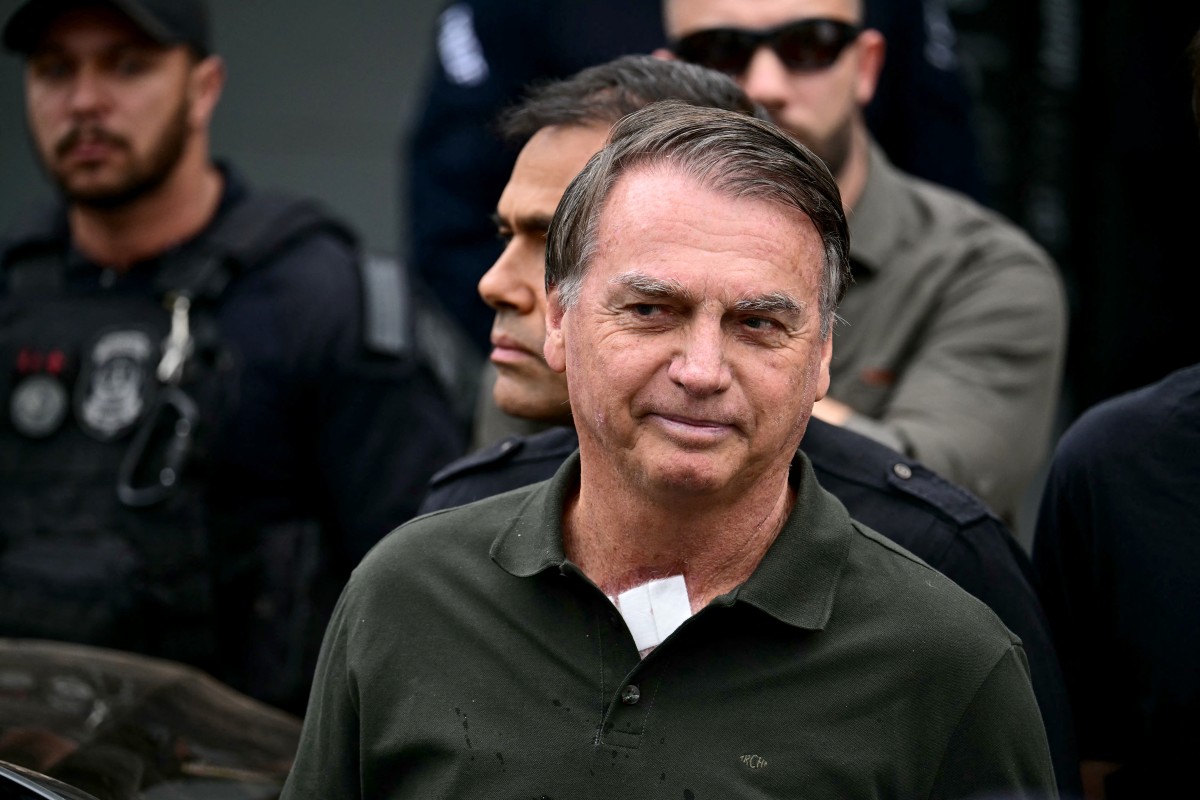 O ex-presidente brasileiro (2019-2022) Jair Bolsonaro deixa o hospital DF Star, em Brasília, em 14 de setembro de 2025, após passar por uma série de exames médicos, enquanto permanece em prisão domiciliar. Em 11 de setembro, o Supremo Tribunal Federal condenou o ex-presidente Jair Bolsonaro a 27 anos de prisão por conspiração golpista, ao final de um julgamento histórico que dividiu o país e provocou a fúria dos EUA. (Foto de Pablo PORCIUNCULA / AFP)/ AFP