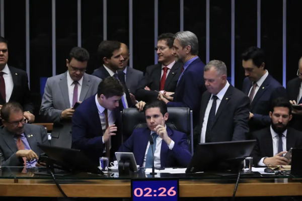 PEC da blindagem é aprovada por deputados e vai ao Senado (Foto: Marcelo Camargo/Agência Brasil) PEC da blindagem é aprovada por deputados e vai ao Senado /Foto: Marcelo Camargo/Agência Brasil