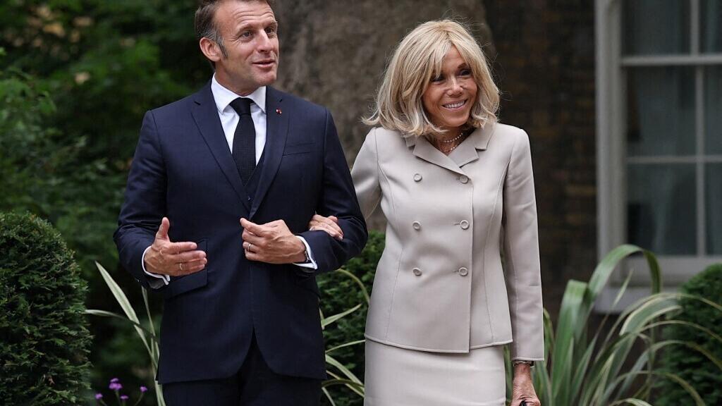 Emmanuel Macron e sua esposa Brigitte em Londres, 9 de julho de 2025 (Foto: Gonzalo Fuentes / POOL / AFP)) Emmanuel Macron e sua esposa Brigitte em Londres, 9 de julho de 2025 /Foto: Gonzalo Fuentes / POOL / AFP)