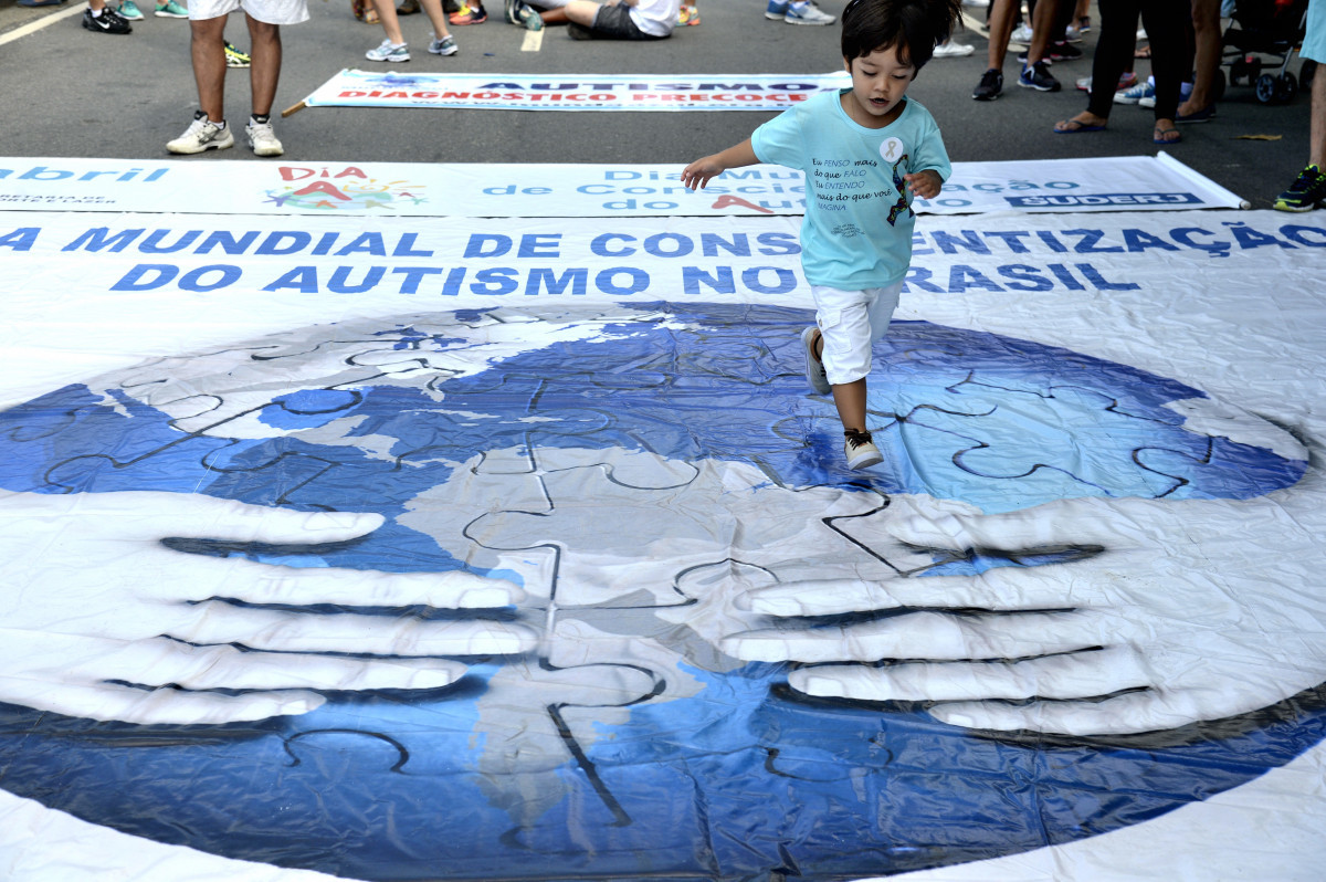 Rio de Janeiro - 8ª Caminhada do Dia Mundial da Conscientização do Autismo, promovida pelo Grupo Mundo Azul, no Leblon, zona sul da cidade. O grupo luta por centros de tratamento e reabilitação para autistas, por atendimento multidisciplinar diagnóstico precoce, educação especial, além de lar terapêutico para os órfãos/Tânia Rêgo/Agência Brasil
