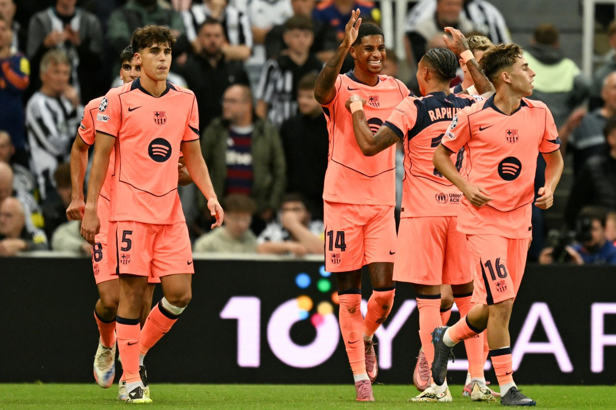 Equipe do Barcelona comemorando gol na Champions League/OLI SCARFF / AFP