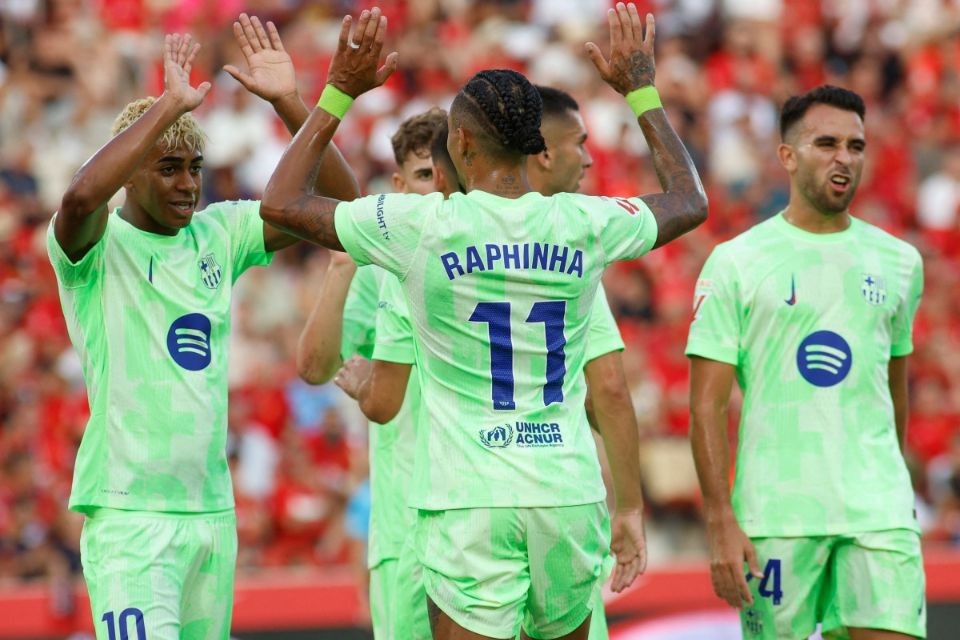 Raphinha e Lamime Yamal, jogadores do Barcelona, em comemoração de gol/JAIME REINA / AFP