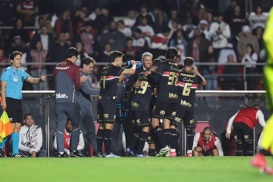 Elenco do São Paulo em comemoração de gol (Paulo Pinto / São Paulo FC) Elenco do São Paulo em comemoração de gol/Paulo Pinto / São Paulo FC