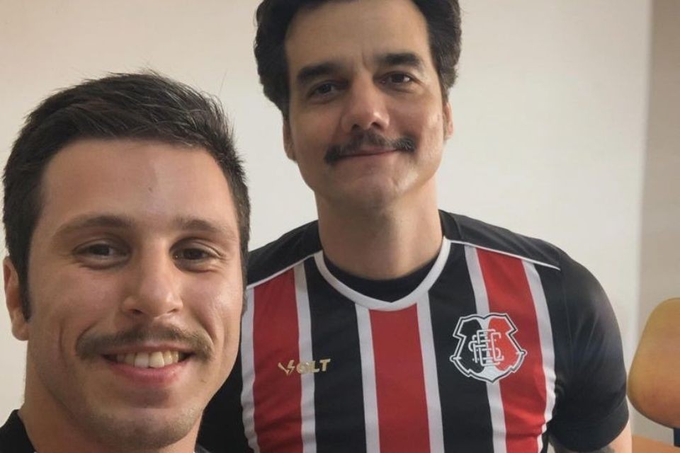 Ator Wagner Moura com a camisa do Santa Cruz (Reprodução) Ator Wagner Moura com a camisa do Santa Cruz/Reprodução