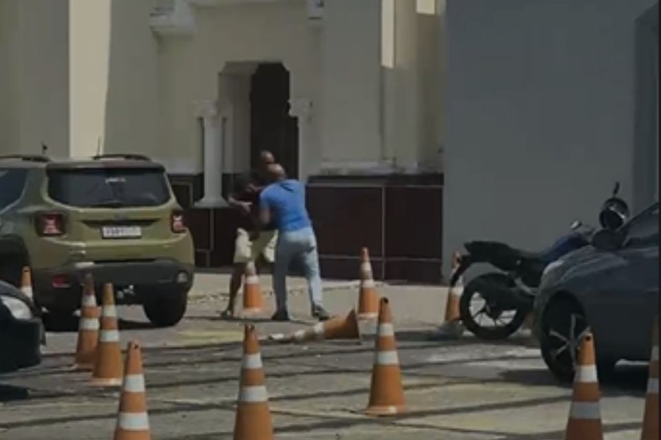 Entregadora é ameaçada e tem moto quebrada em briga de trânsito em escola particular no Recife/Reprodução de Vídeo