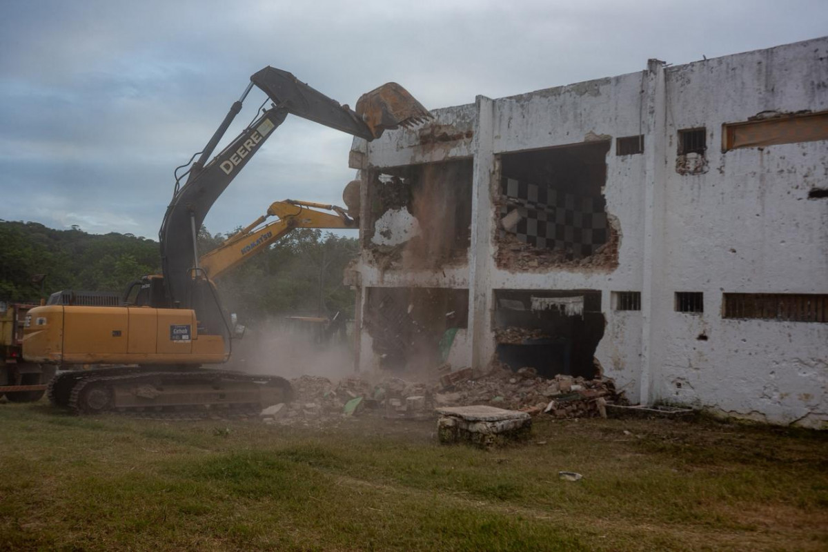 Demolição do bloco B da Penitenciária Barreto Campelo (Foto: Rafael Vieira/DP Foto)