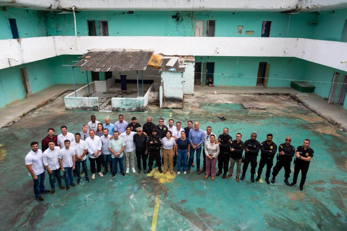 Demolição da Penitenciária Barreto Campelo (Foto: Rafael Vieria/DP)