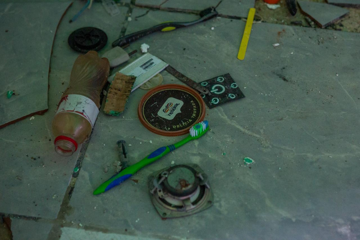 Materiais deixados na  Penitenciária Barreto Campelo pelos detentos (Foto: Rafael Vieira/DP Foto)