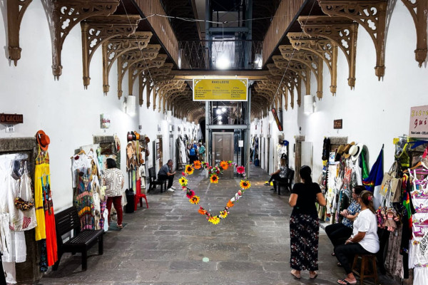 Casa da Cultura tem dois andares funcionais com lojas (Foto: Adelmo Lucena/DP)