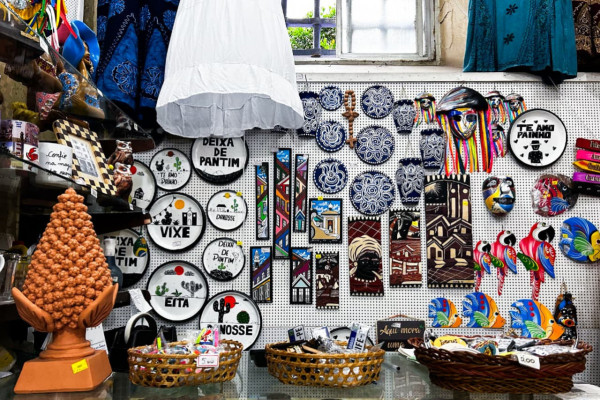 Artesãos trabalham há decadas na Casa da Cultura  (Foto: Adelmo Lucena/DP)