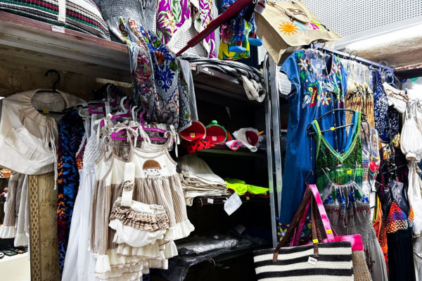 Casa da Cultura resiste no Centro do Recife como ponto turístico icônico da capital (Foto: Adelmo Lucena/DP)